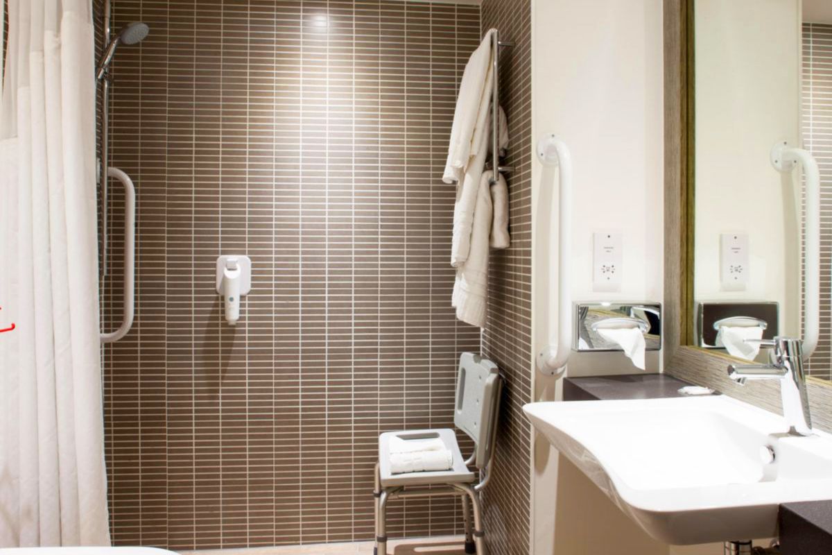Holiday Inn Lincoln accessible bathroom